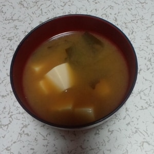 豆腐とわかめのお味噌汁(赤だし)